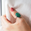 Pierścionek regulowany z owalnym Malachitem w srebrze rodowanym.