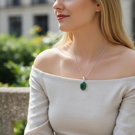 Zawieszka z owalnym malachitem w srebrze
