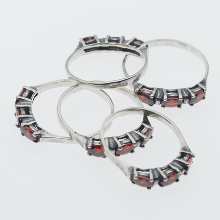 Pierścionek z Granatem w srebrze oksydowanym