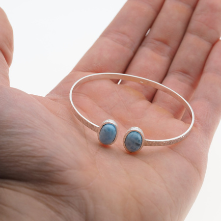 Bransoletka sztywna z owalnym Larimarem w młotkowanym srebrze