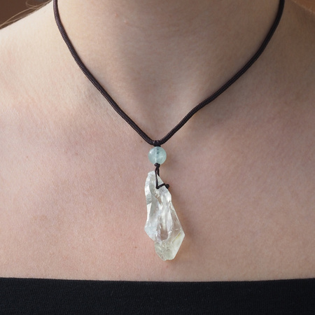 Naszyjnik regulowany z surowym Ametystem Zielonym – naturalny kamień na sznurku