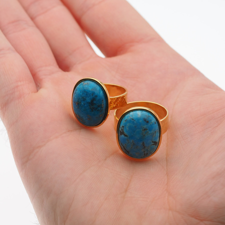 Pierścionek regulowany - Turkus owalny w złoconym srebrze młotkowanym