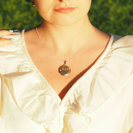 Zawieszka z okrągłym mechanizmem zegarka w srebrze.