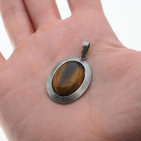 Zawieszka z owalnym Tygrysim Okiem w srebrze oksydowanym.