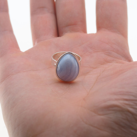 Pierścionek regulowany z Chalcedonem w srebrze młotkowanym