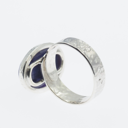 Pierścionek regulowany z owalnym Czaroitem w srebrze młotkowanym