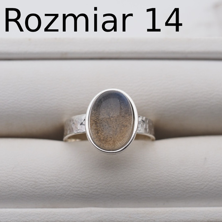 Pierścionek z Labradorytem owalnym w srebrze młotkowanym