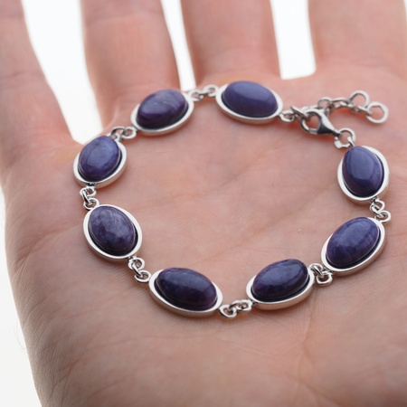 Bransoletka z owalnym czaroitem w srebrze rodowanym.