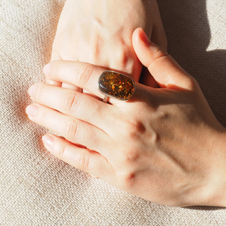 Pierścionek regulowany z prostokątnym Bursztynem Zielonym w srebrze