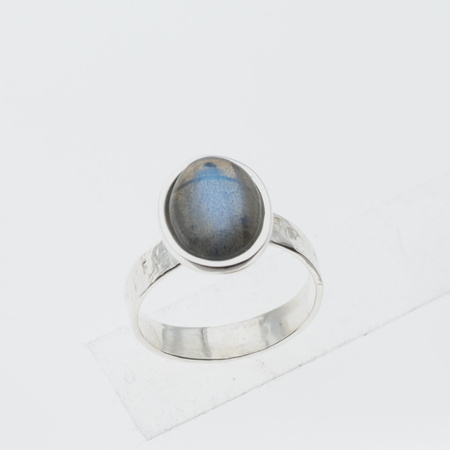 Pierścionek z Labradorytem owalnym w srebrze młotkowanym
