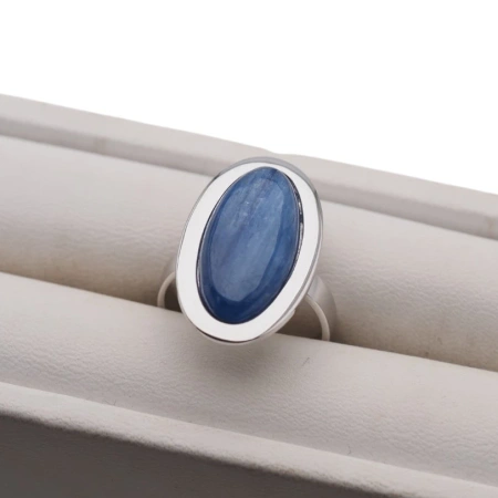 Pierścionek regulowany z owalnym Kyanitem w srebrze rodowanym.