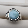 Pierścionek regulowany z okrąłym Larimarem w srebrze oksydowanym z liściem