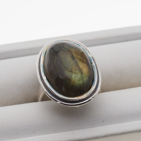 Pierścionek z owalnym Labradorytem w srebrze oksdowanym.
