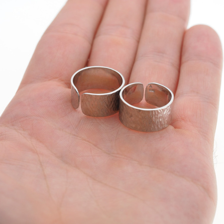 Pierścionek - obrączka młotkowana w srebrze rodowanym