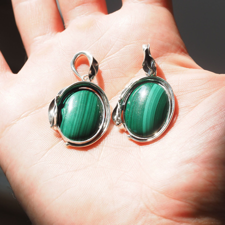 Zawieszka z owalnym malachitem w srebrze oksydowanym