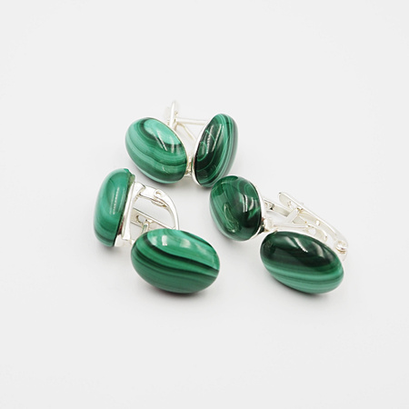 Kolczyki z owalnymi malachitami w srebrze.