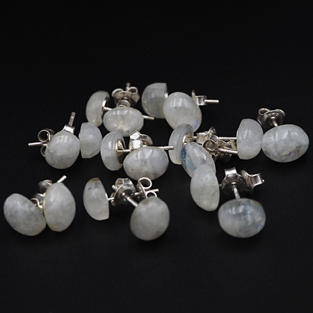 Kolczyki sztyfty z owalnym Kamieniem Księżycowym w srebrze.