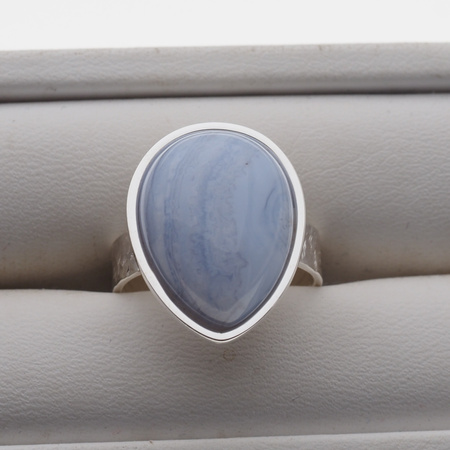 Pierścionek regulowany z Chalcedonem w srebrze młotkowanym