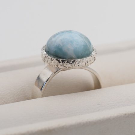 Pierścionek regulowany z okrągłym Larimarem w srebrze młotkowanym