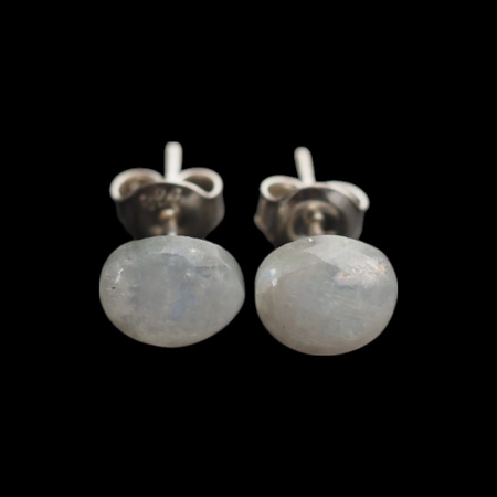 Kolczyki sztyfty z owalnym Kamieniem Księżycowym w srebrze.