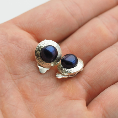 Klipsy - Perły czarne koło 8 mm w srebrze młotkowanym