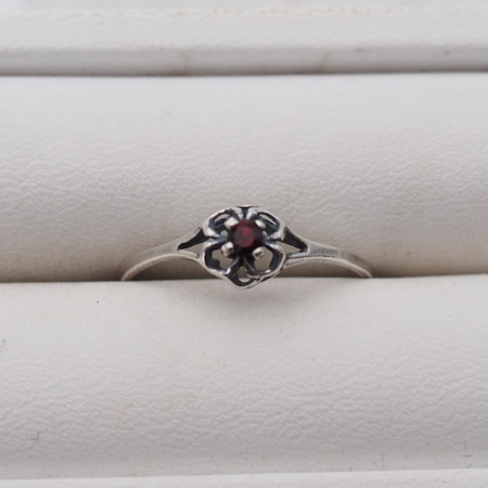 Pierścionek z Granatem w srebrze oksydowanym