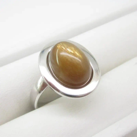 Pierścionek regulowany z owalnym Kamieniem Słonecznym w srebrze rodowanym.