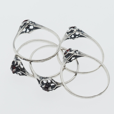 Pierścionek z Granatem w srebrze oksydowanym