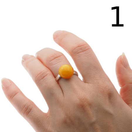 Pierścionek regulowany z okrągłym Bursztynem Mlecznym w srebrze