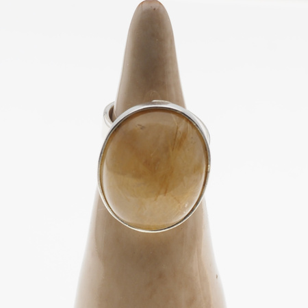 Pierścionek regulowany z owalnym Kwarcem Rutylowym ze złotą nitką w srebrze.