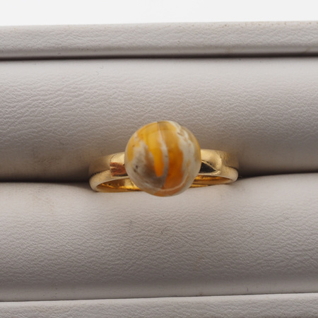 Pierścionek regulowany z okrągłym Bursztynem Mlecznym w srebrze złoconym