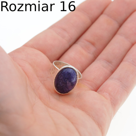 Pierścionek regulowany z owalnym Czaroitem w srebrze młotkowanym