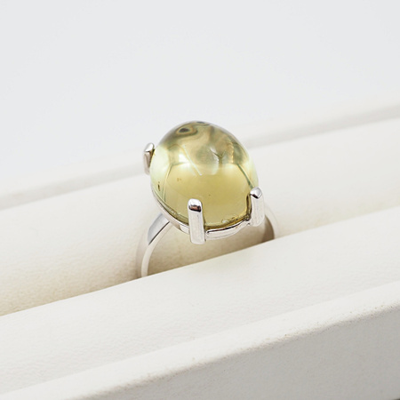 Pierścionek z owalnym Cytrynem w srebrze rodowanym.