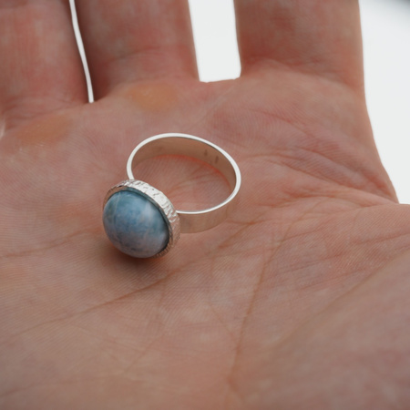 Pierścionek regulowany z okrągłym Larimarem w srebrze młotkowanym