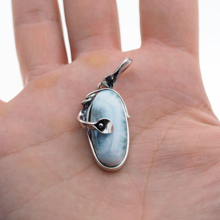 Zawieszka - larimar srebrze oksydowanym  z liśćmi