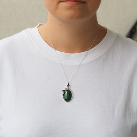Zawieszka z owalnym malachitem w srebrze oksydowanym