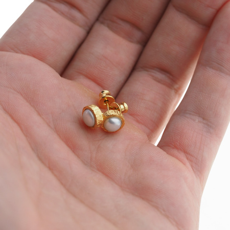 Kolczyki z białymi, okrągłymi Perłami w złoconym srebrze młotkowanym