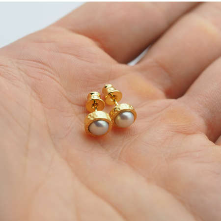 Kolczyki z białymi, okrągłymi Perłami w złoconym srebrze młotkowanym