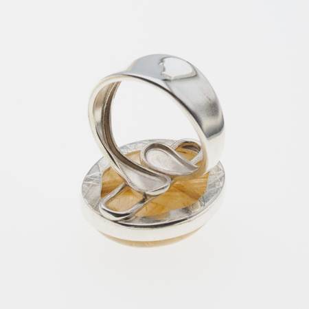 Pierścionek regulowany z owalnym Kwarcem Rutylowym ze złotą nitką w srebrze.