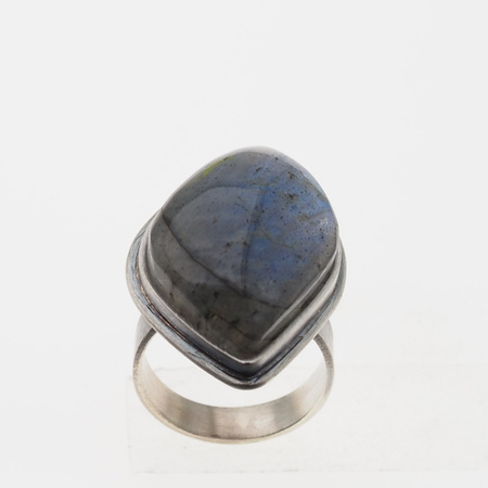Pierścionek regulowany z Labradorytem w srebrze oksdowanym.