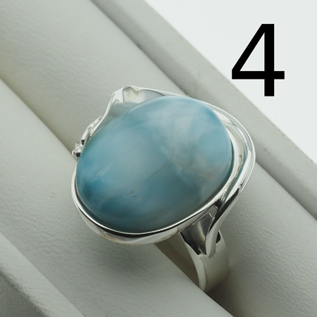 Pierścionek z owalnym Larimarem w srebrze z liściem