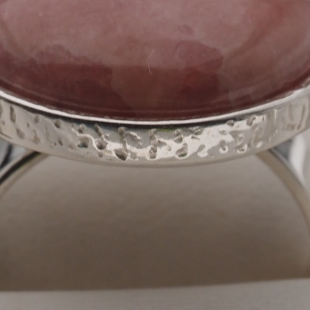 Pierścionek regulowany z okrągłym Rodochrozytem w srebrze młotkowanym