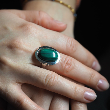 Pierścionek regulowany z owalnym Malachitem w srebrze.