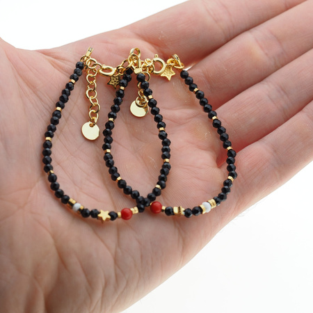 Bransoletka regulowana - Turmalin, Koral, Howlit, gwiazdki i srebro złocone (świąteczne)