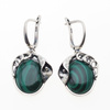 Kolczyki z owalnymi malachitami w srebrze oksydowanym.