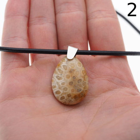 Naszyjnik - Koral łza na rzemieniu ze srebrnymi końcówkami