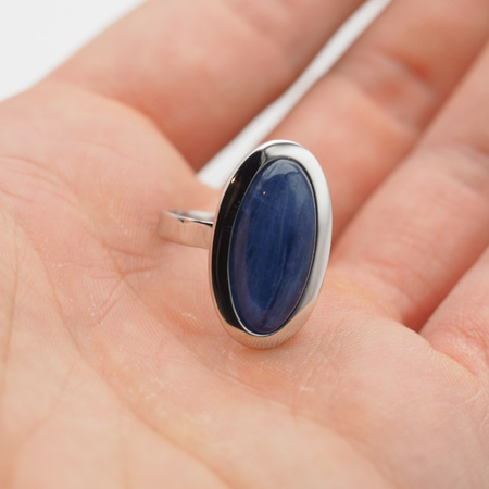Pierścionek regulowany z owalnym Kyanitem w srebrze rodowanym.