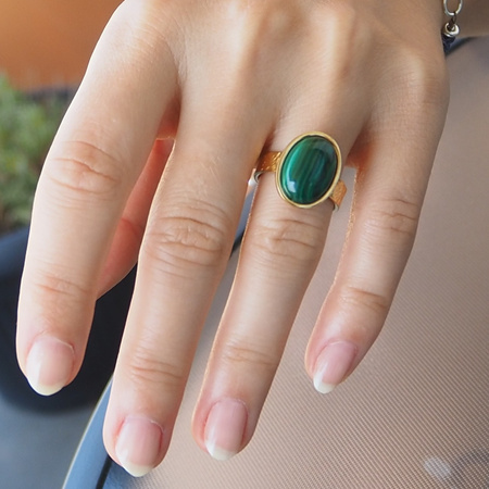 Pierścionek regulowany z owalnym Malachitem w młotkowanym srebrze złoconym