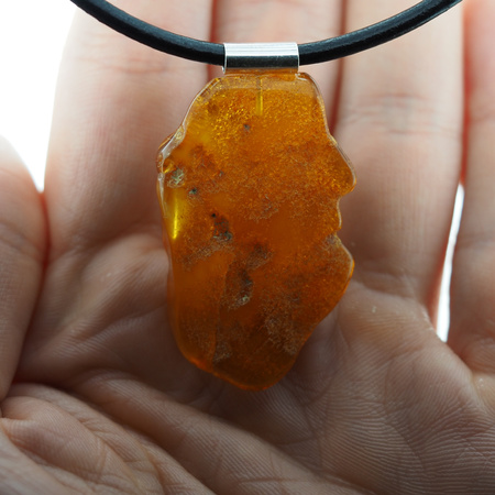 Naszyjnik  na rzemieniu - surowy Bursztyn mleczny