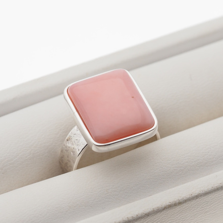 Pierścionek regulowany - Opal Różowy prostokąt w srebrze młotkowanym